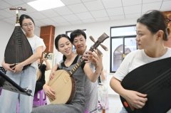 操纵AI换脸软件生成动态人脸视 